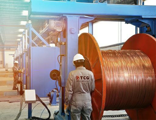 Сотрудники Techno Cable Group на участке волочения медной проволоки