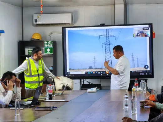 Şantiyede ekip brifingi