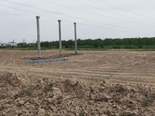 线路沿线已安装的杆塔立柱